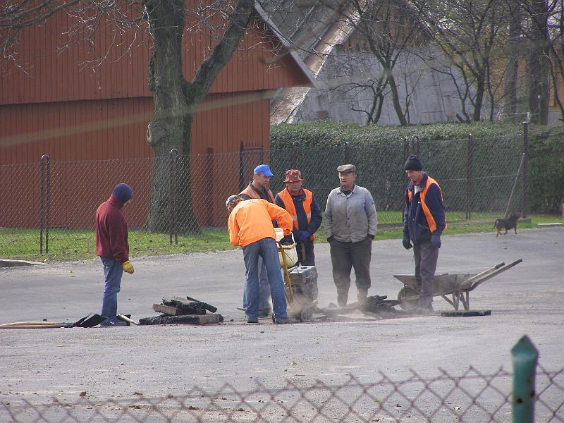 7f 27 pazdziernika_13.jpg - A co tam, jedna dziura w tę, jedna w tę. Wycinanki fajna rzecz. Przecież teraz jest w innym miejscu. Pewnie inna woda...